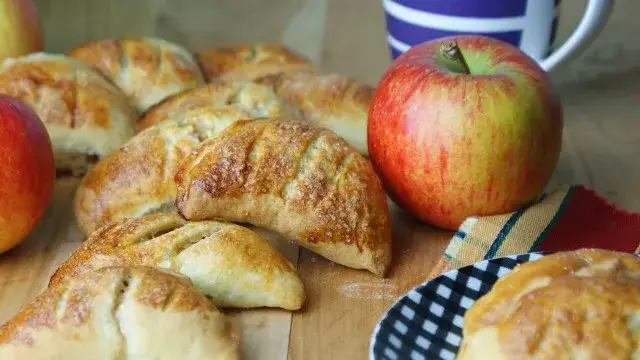 Zdjęcie Tradycyjne ciasto drożdżowe z jabłkami według przepisu babci