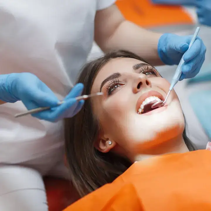 Zdjęcie Lekarz dentysta czy stomatolog – poznaj kluczowe różnice i znaczenie