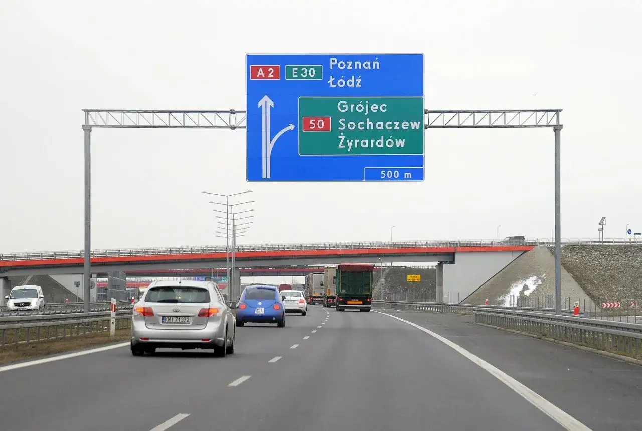 Zdjęcie Minimalna prędkość na autostradzie w Polsce – co grozi za jej nieprzestrzeganie?