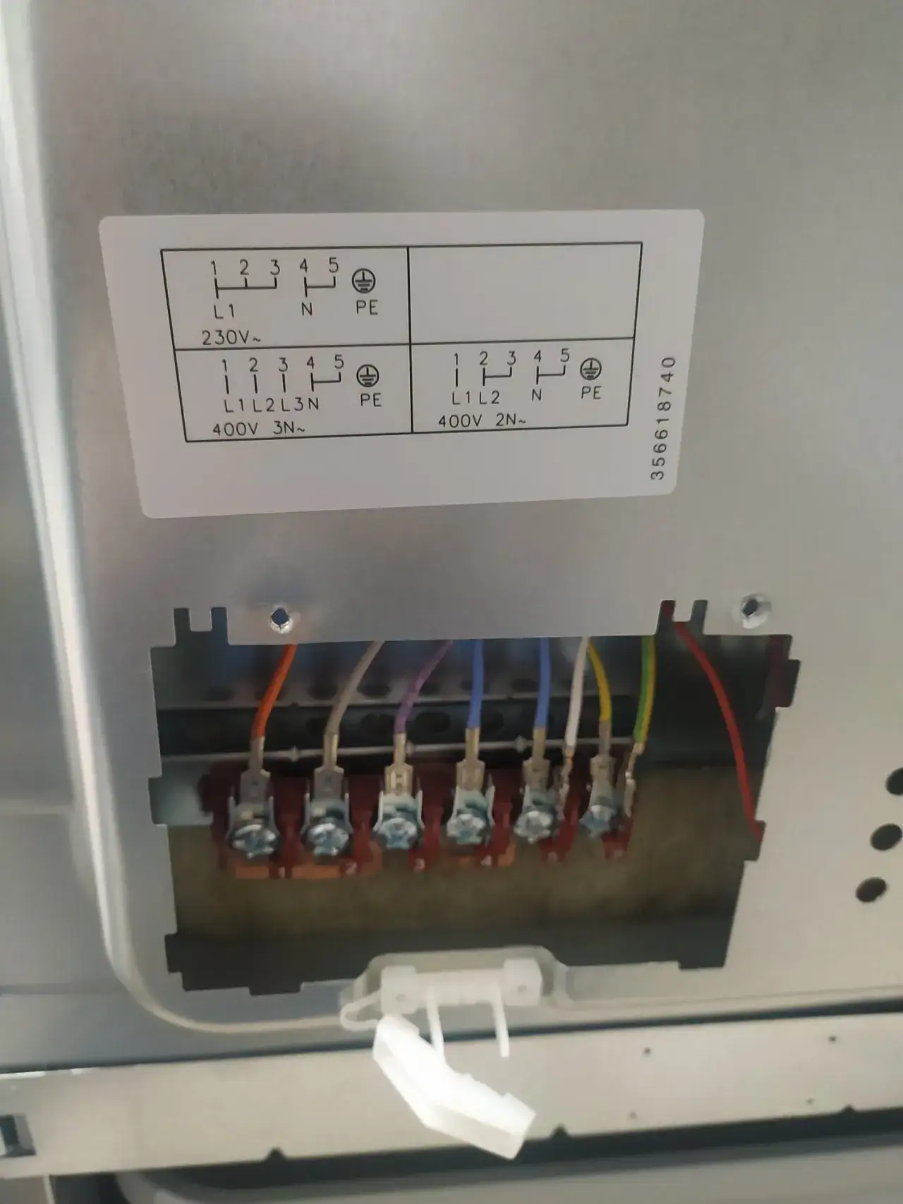 Zdjęcie Jak bezpiecznie podłączyć kabel 5 żyłowy do skrzynki siłowej?