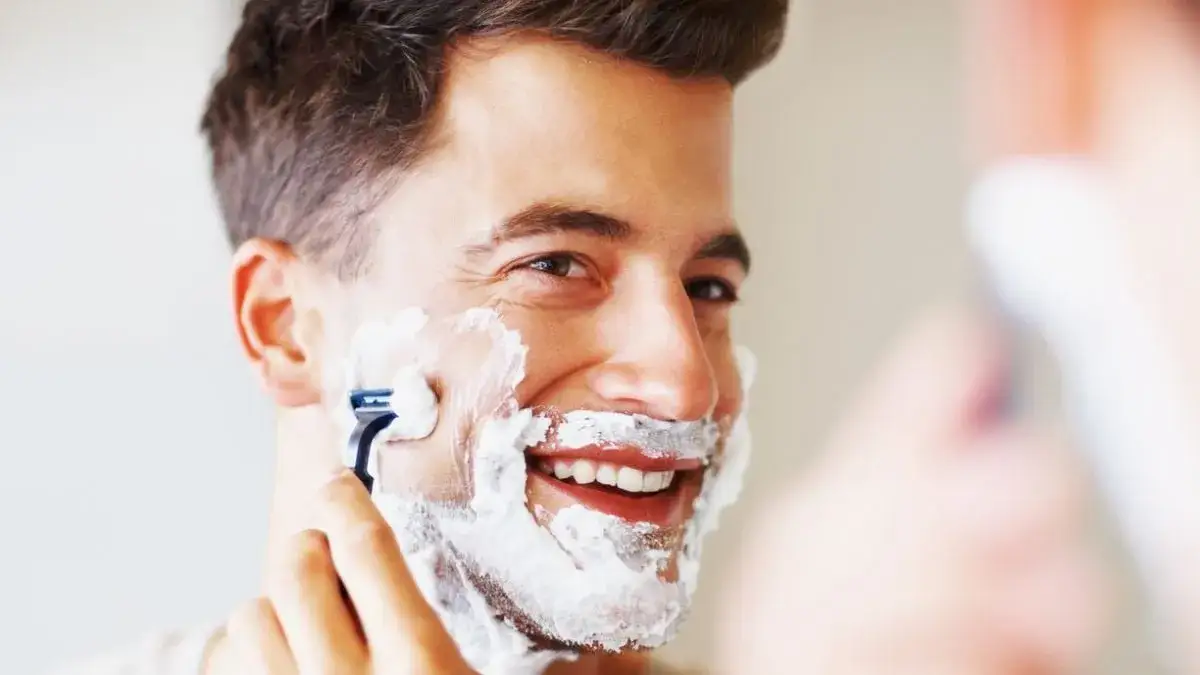 Zdjęcie Golenie z włosem czy pod włos: co wybrać, aby uniknąć podrażnień?