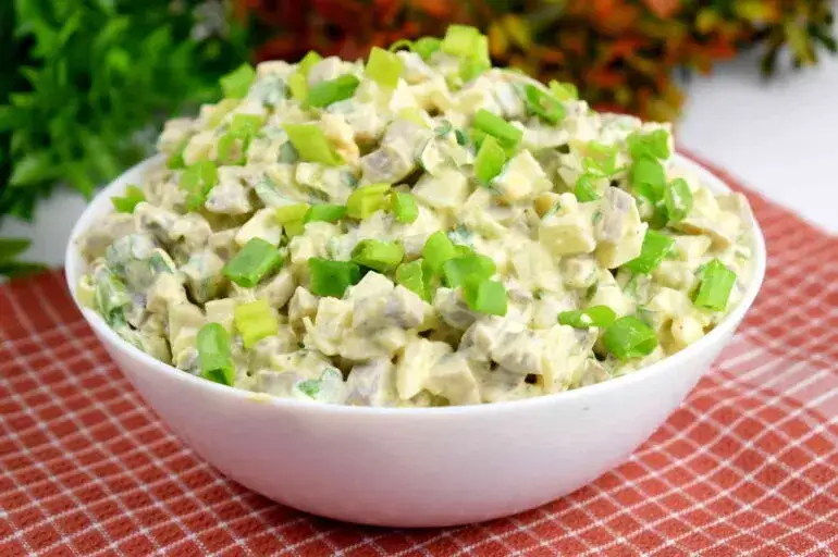 Zdjęcie Jak ugotować pieczarki do sałatki, by zachować ich smak i jędrność