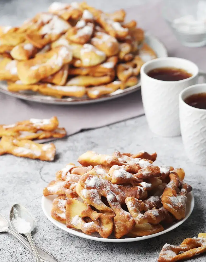 Zdjęcie Przepis na ciasto chruściki – idealne na każdą okazję, krok po kroku