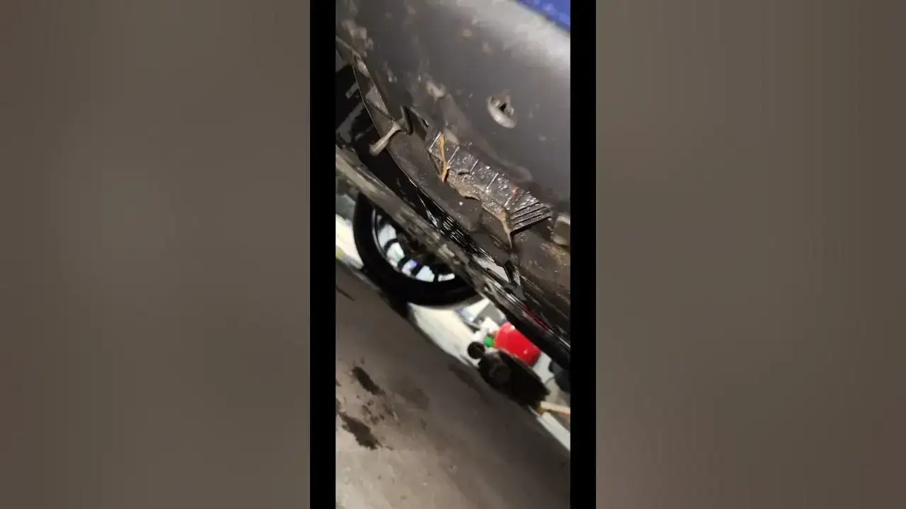 Zdjęcie Gdzie podłożyć lewarek w Skoda Octavia 2, aby uniknąć uszkodzeń