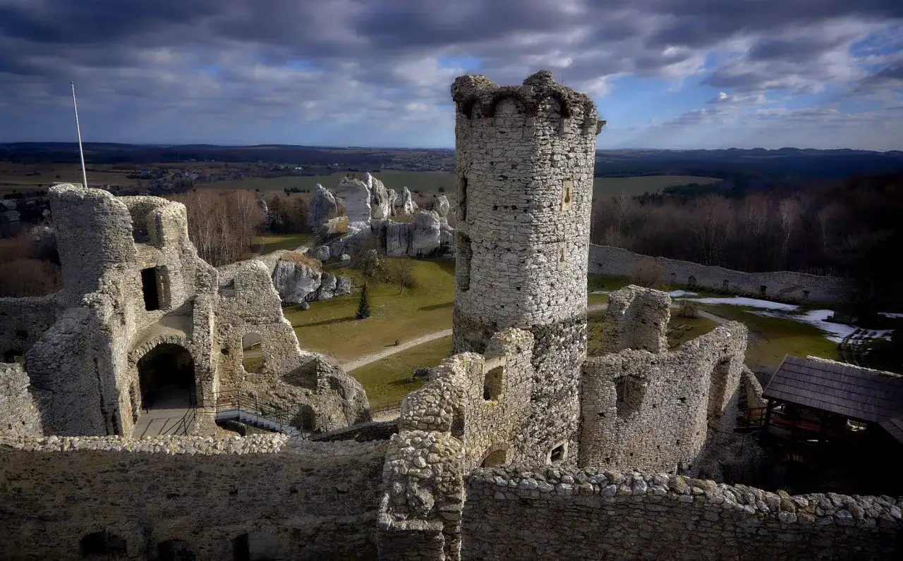 Zdjęcie Zamek w Ogrodzieńcu: Fascynująca historia i atrakcje turystyczne