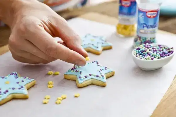 Zdjęcie Jak przykleić posypkę do ciastek, by uniknąć rozczarowania w dekoracji