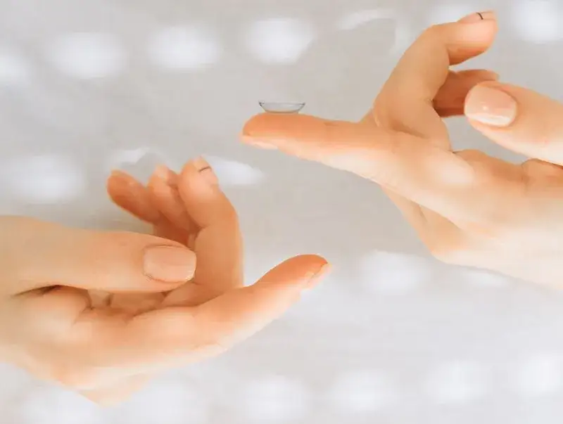 Zdjęcie Krzywizna w soczewkach – co oznacza i jak wpływa na komfort noszenia