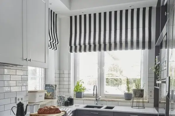Zdjęcie Jak ubrać okno w kuchni: 10 stylowych i praktycznych pomysłów