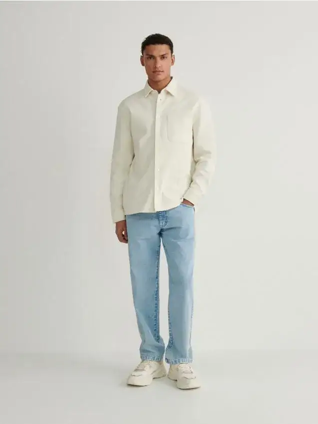 Zdjęcie Koszula comfort fit - co to znaczy i dlaczego warto ją nosić?