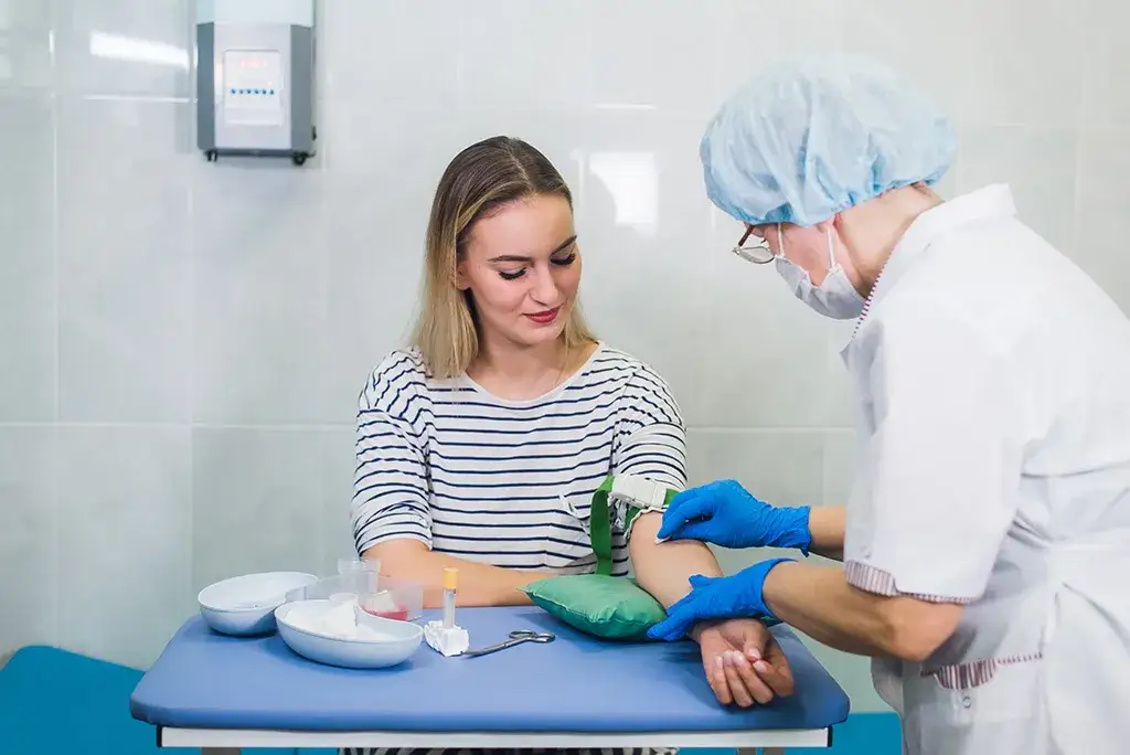 Zdjęcie Czy badania hormonalne trzeba robić na czczo? Sprawdź, co musisz wiedzieć!