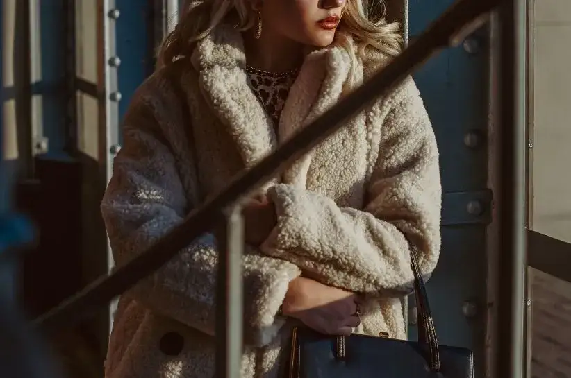 Zdjęcie Stylizacje z płaszczem miś – 6 pomysłów na modny look na każdą okazję