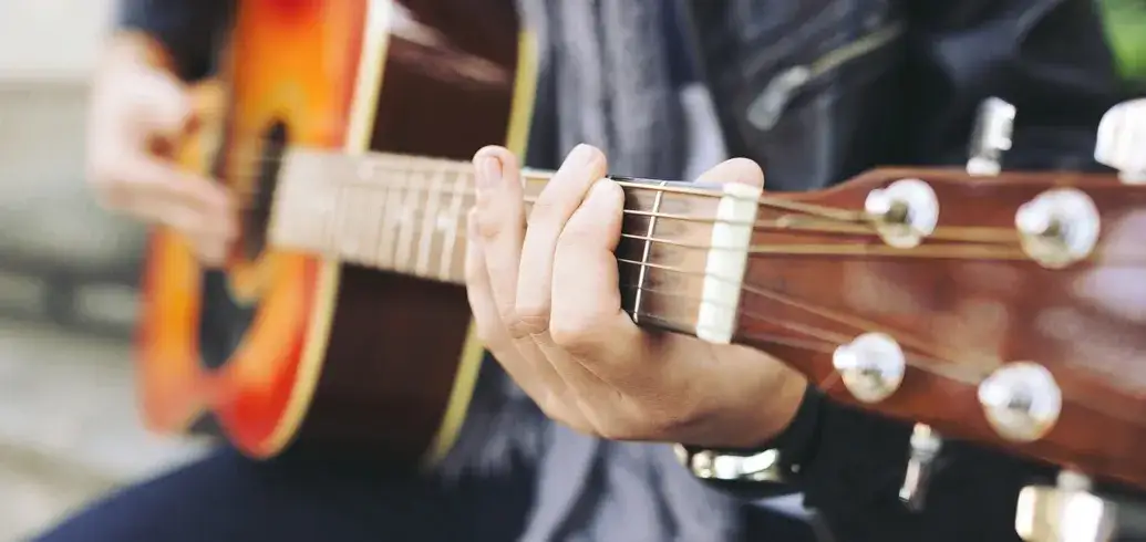 Zdjęcie Jakie struny do gitary elektroakustycznej – wybierz najlepsze opcje dla siebie