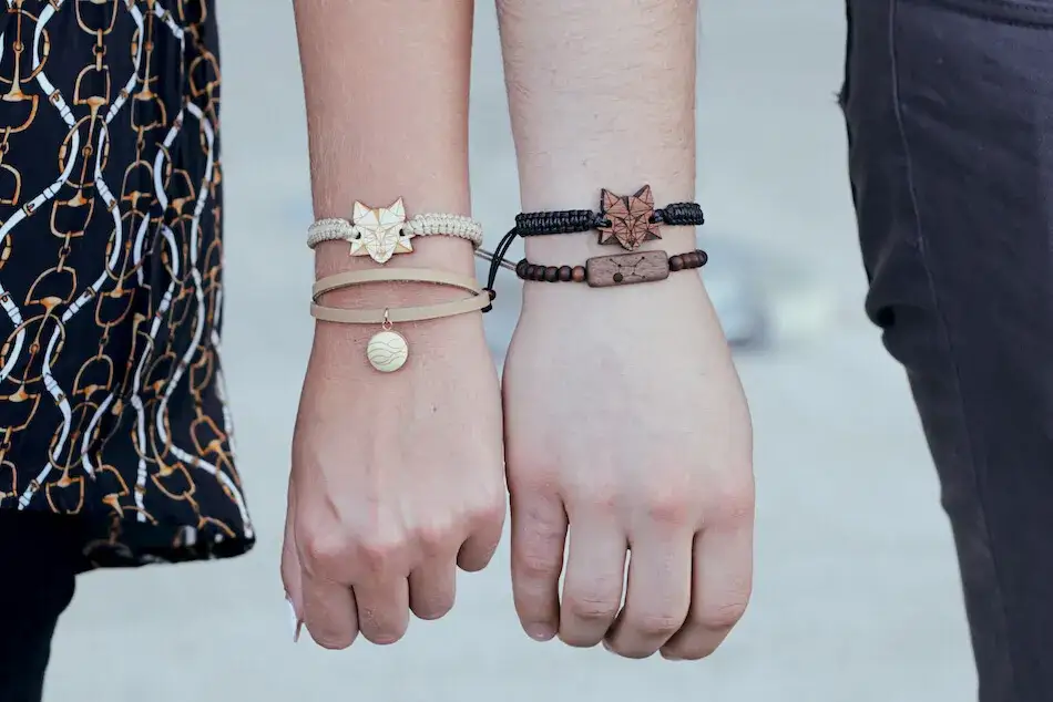Zdjęcie Na której ręce bransoletka? Odkryj znaczenie i wybór idealny