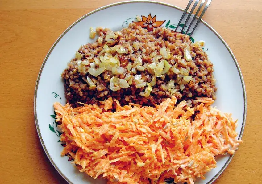 Zdjęcie Jaka surówka do kaszy gryczanej, by uczynić obiad wyjątkowym?