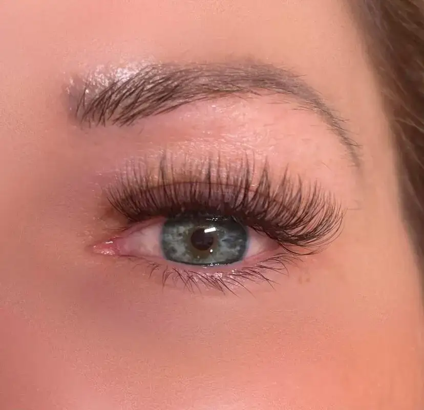 Zdjęcie Rzęsy metoda Kim Kardashian – naturalny efekt, który zachwyca