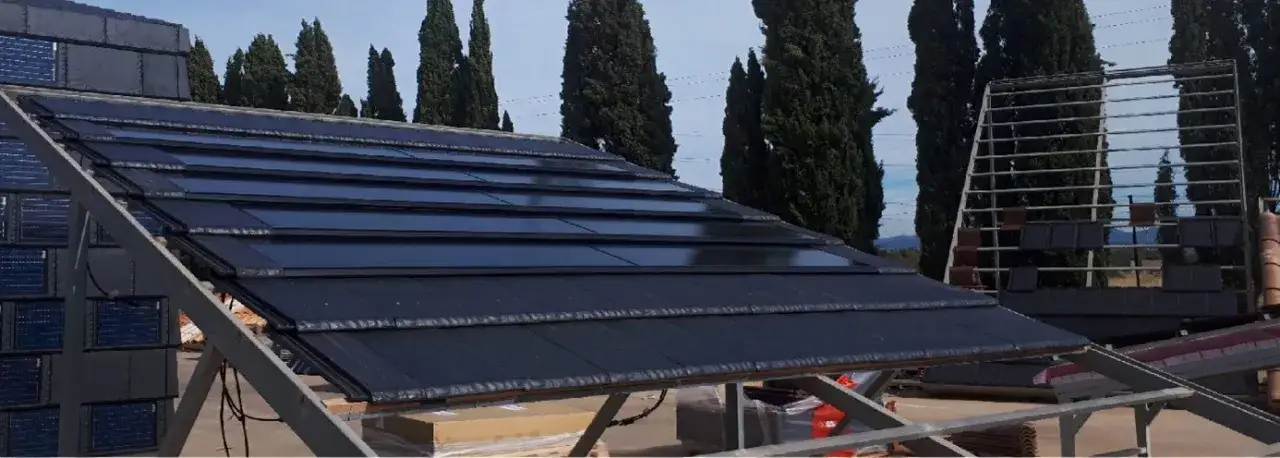 Zdjęcie  Dachówki fotowoltaiczne - sprawdź ceny i opinie na temat dachówek solarnych