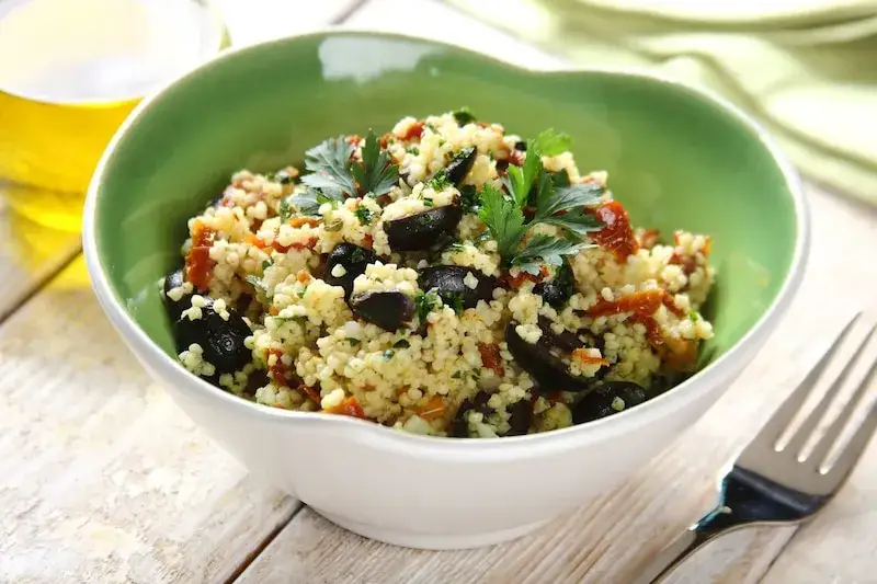 Zdjęcie Dietetyczna sałatka z kaszą jaglaną: przepis na zdrowy posiłek