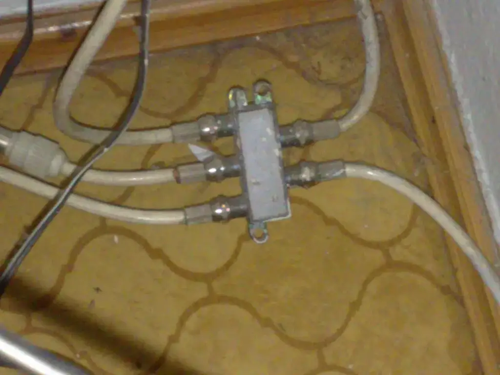 Zdjęcie Jak prawidłowo podłączyć kabel antenowy, aby uniknąć zakłóceń