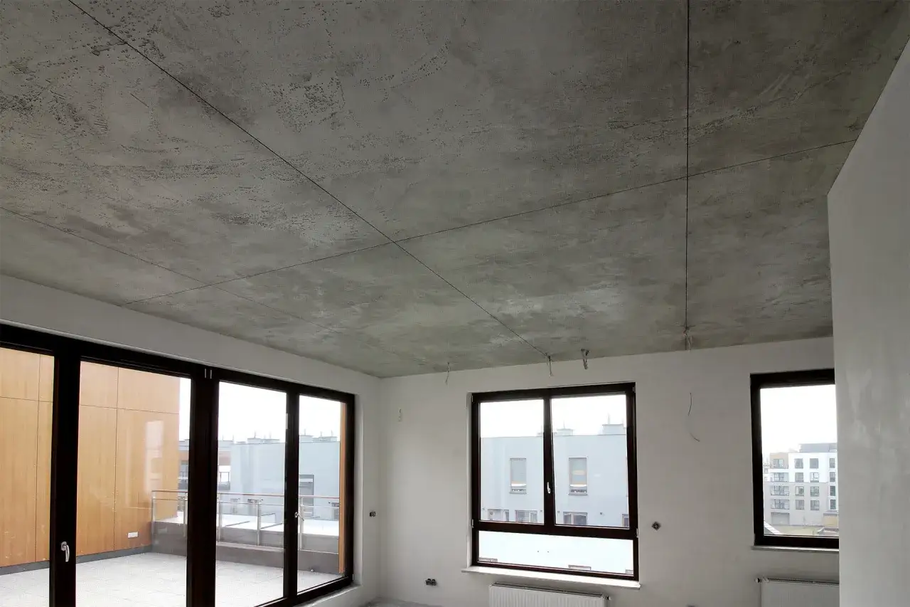 Zdjęcie Jak wykończyć sufit betonowy: 5 skutecznych metod dekoracji
