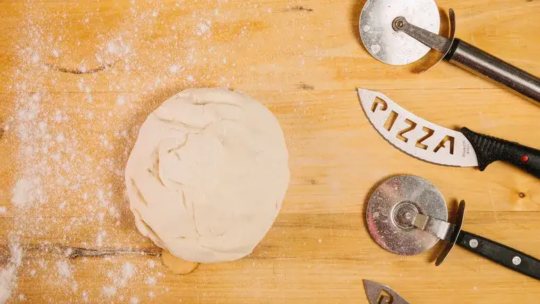 Zdjęcie Jak rozwałkować ciasto na pizzę, by uniknąć najczęstszych błędów