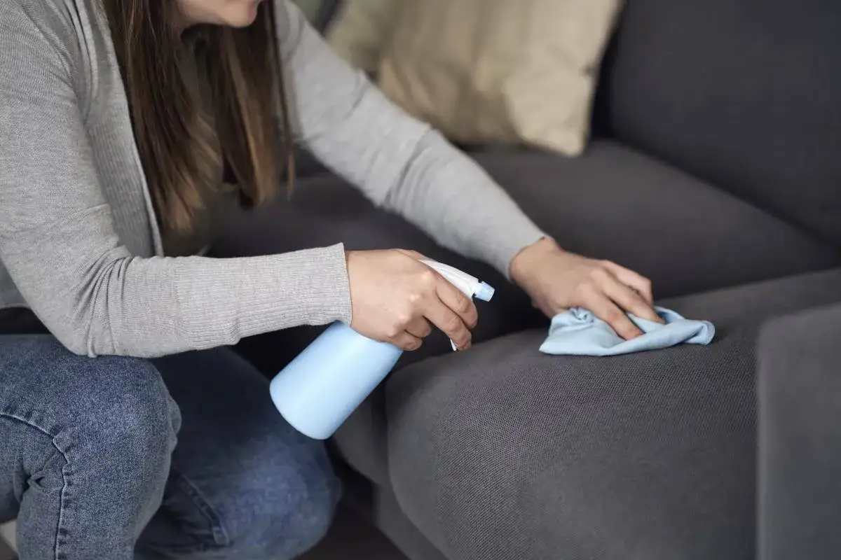 Zdjęcie Jak skutecznie zapobiec elektryzowaniu się kanapy w prostych krokach