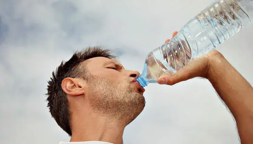 Zdjęcie Czy picie dużej ilości wody naprawdę pomaga w odchudzaniu? Fakty i mity