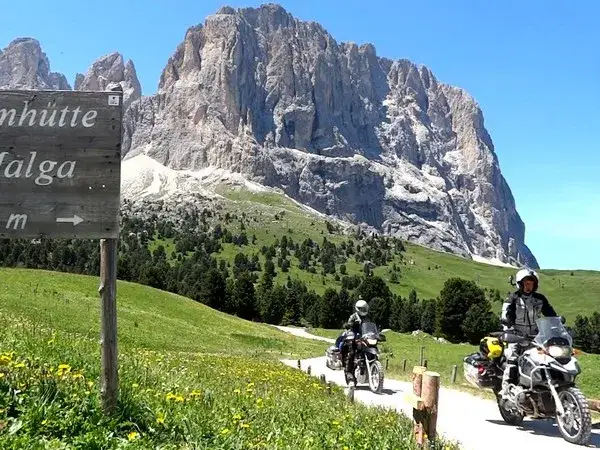 Zdjęcie Niezapomniane trasy motocyklowe w Alpach – odkryj piękno i emocje
