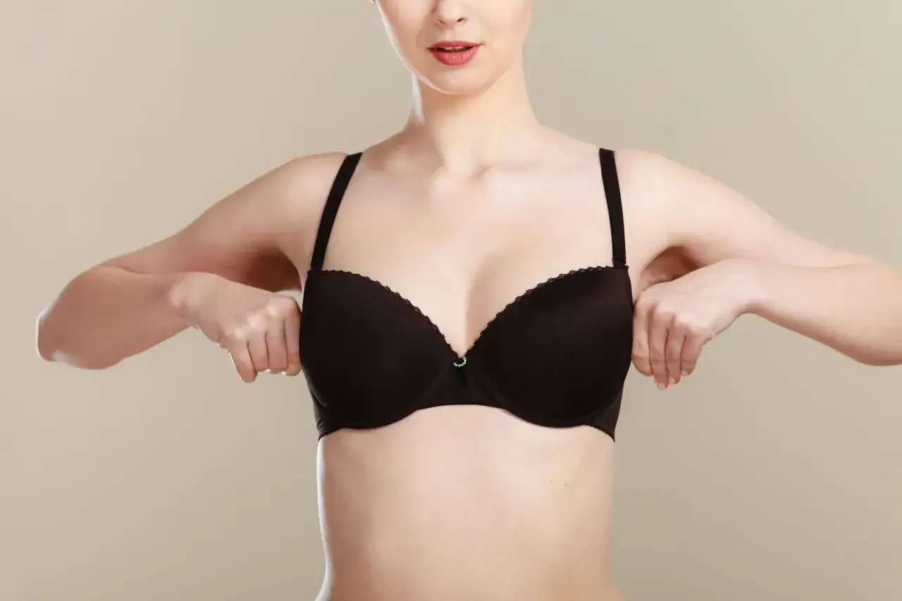 Zdjęcie Jak dopasować rozmiar biustonosza, aby uniknąć niewygodnego dopasowania