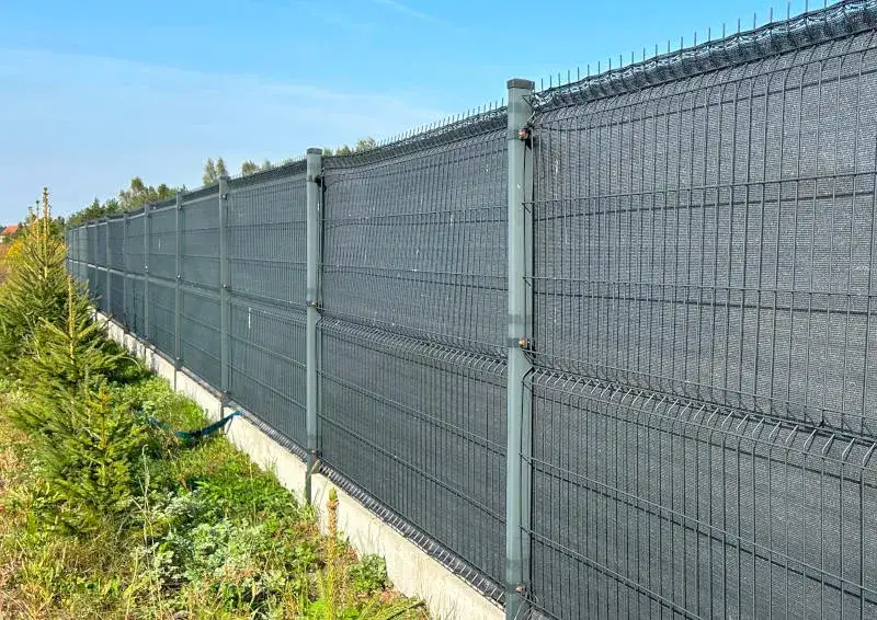 Zdjęcie Jak odległość między słupkami ogrodzenia panelowego wpływa na trwałość?