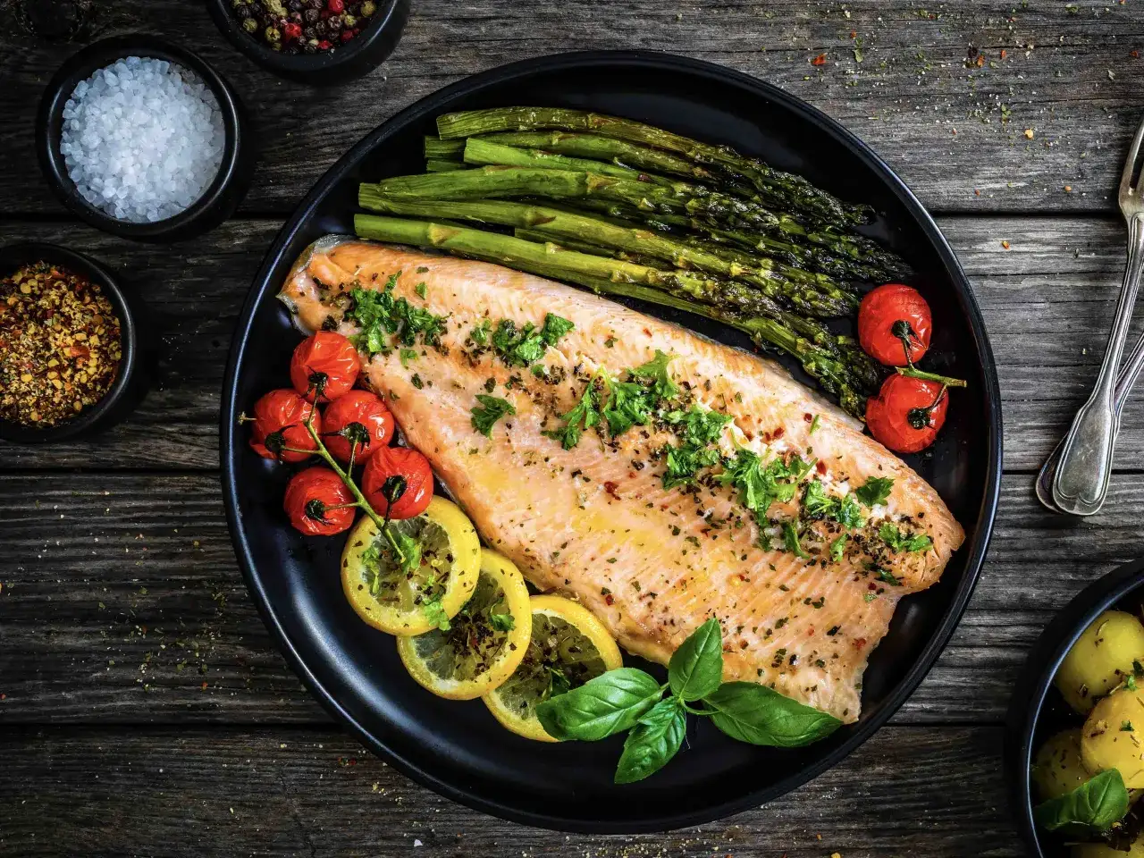 Zdjęcie Ile się piecze pstrąg w piekarniku? Odkryj idealny czas pieczenia