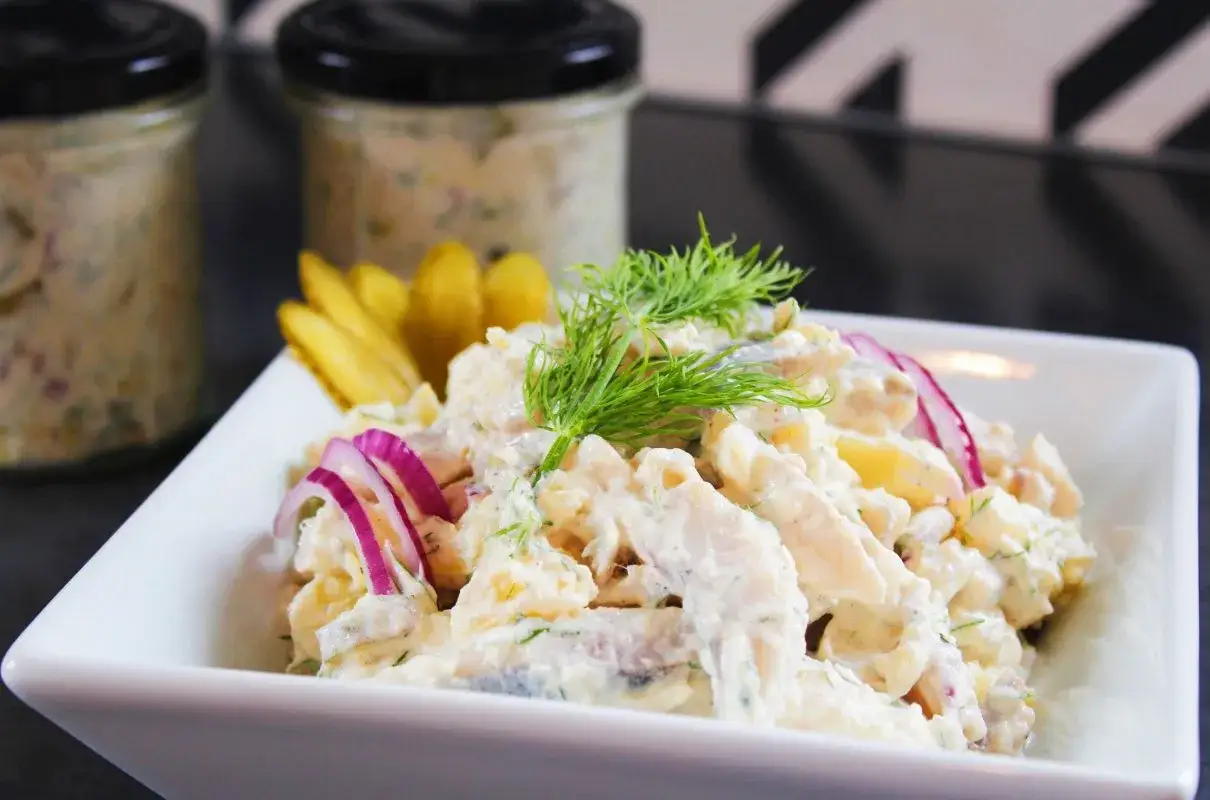 Zdjęcie Jak zrobić sałatkę śledziową z ziemniakami - prosta i pyszna receptura
