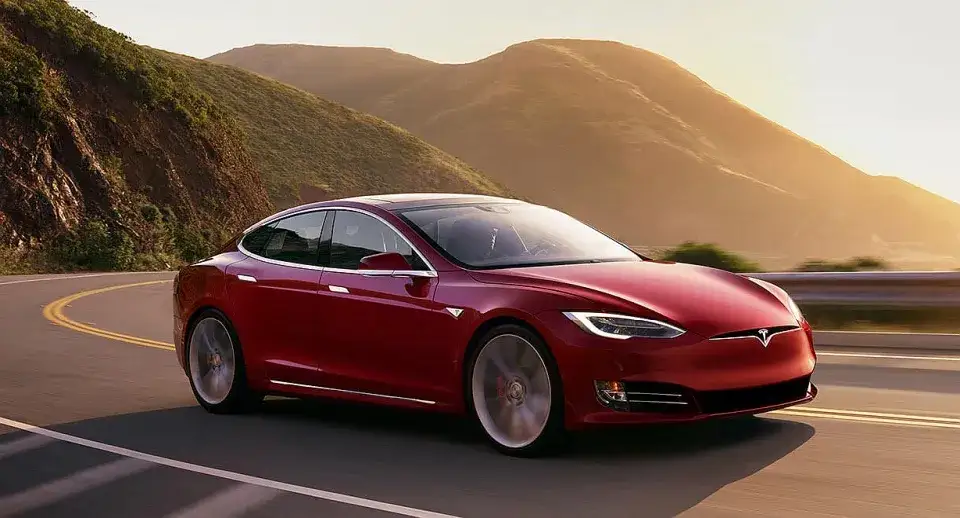 Zdjęcie Tesla ile kWh: Jak efektywne są modele Tesla w zużyciu energii?