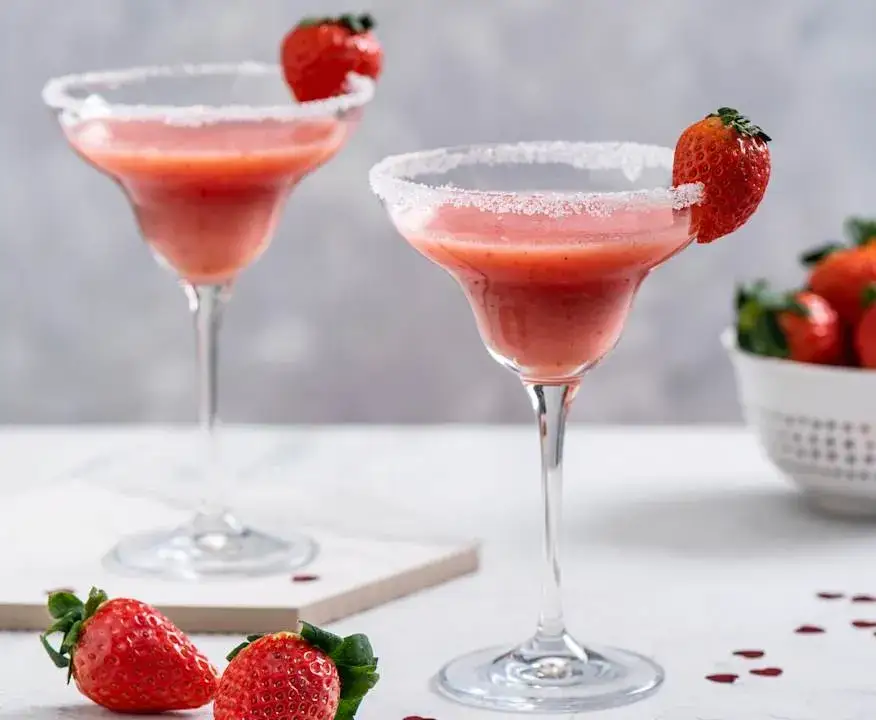 Zdjęcie Orzeźwiający drink z prosecco i truskawkami na letnie przyjęcia