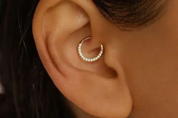 Zdjęcie Kolczyk daith czy boli? Porównanie bólu z innymi przekłuciami