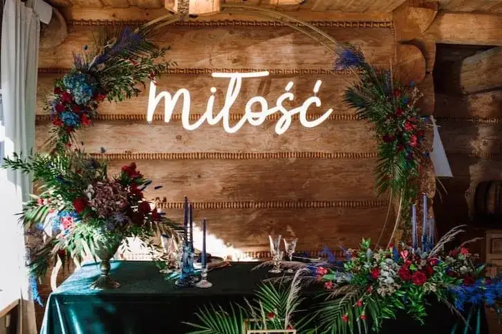 Zdjęcie Jak zrobić ściankę kwiatową na wesele - proste kroki i pomysły