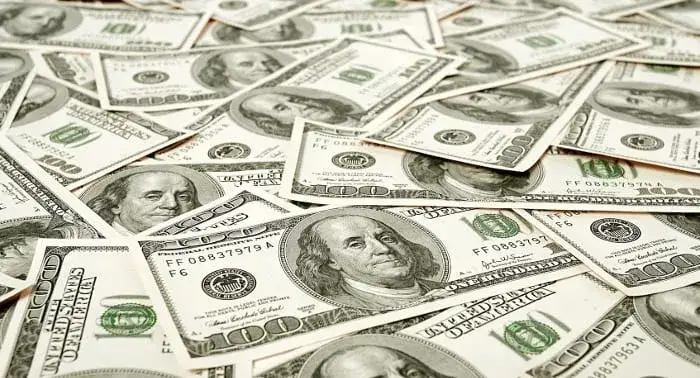 Zdjęcie Czy warto inwestować w dolary? Odkryj ryzyka i korzyści tej decyzji