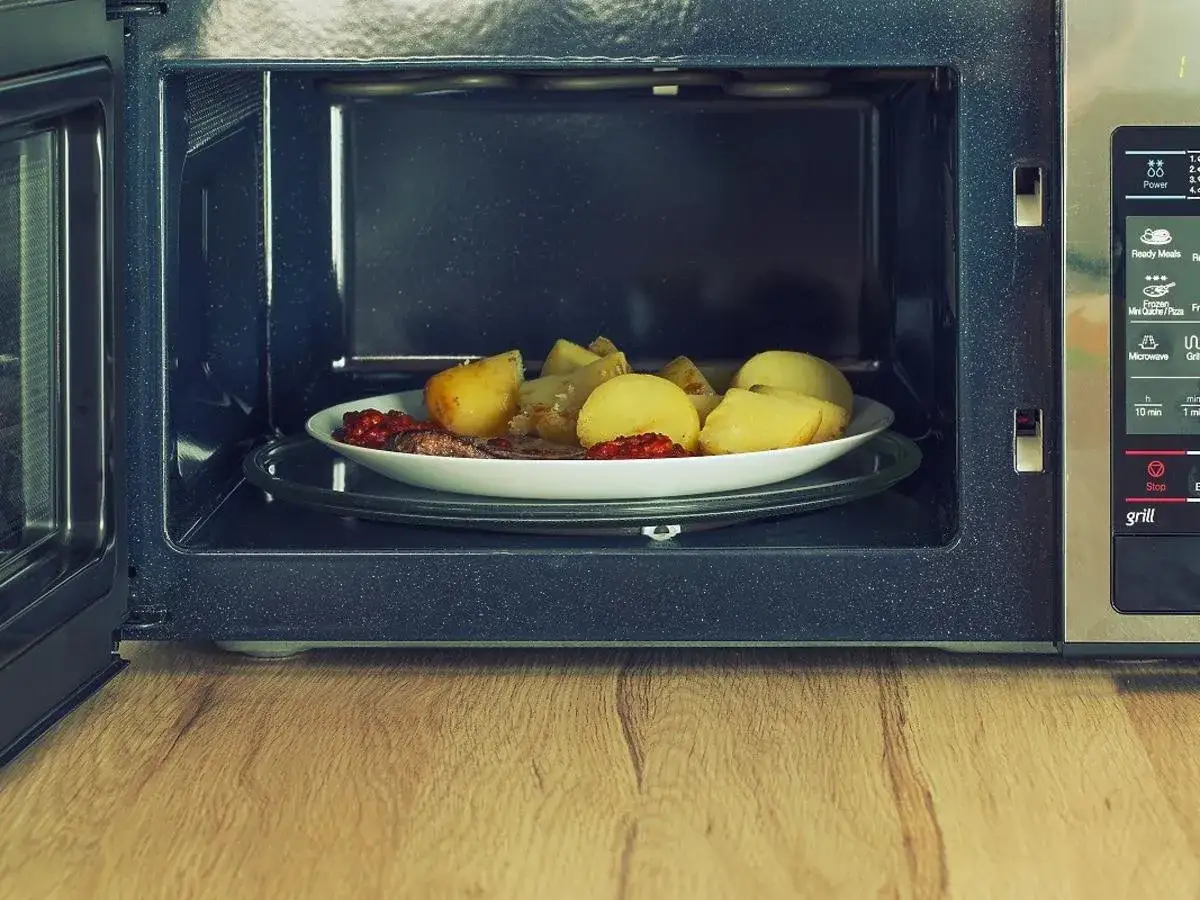 Zdjęcie Jak podgrzać mięso w mikrofali bez wysuszenia? Sprawdzone sposoby na soczysty posiłek