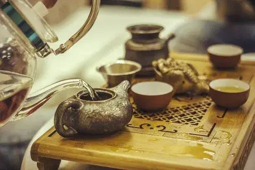 Zdjęcie Czy herbata liczy się jako woda? Sprawdź, czy nawadnia tak samo jak woda