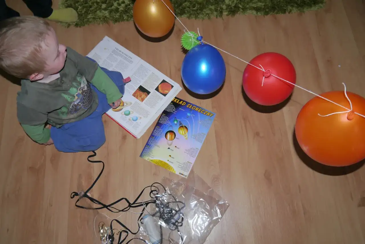 Zdjęcie Jak zrobić układ słoneczny z dzieckiem - kreatywne pomysły na naukę