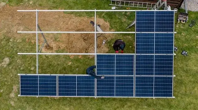 Zdjęcie Fotowoltaika na dachu czy na ziemi: co wybrać, aby zaoszczędzić?