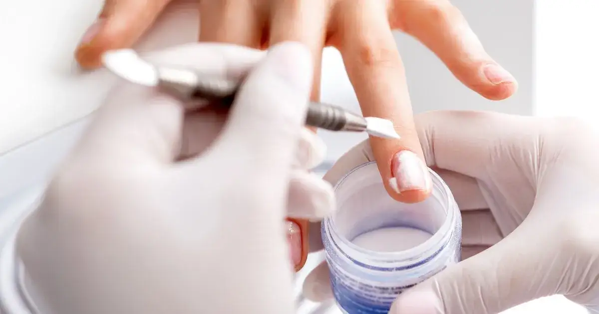 Zdjęcie Jak długo trzyma się manicure tytanowy? Odkryj jego trwałość i pielęgnację