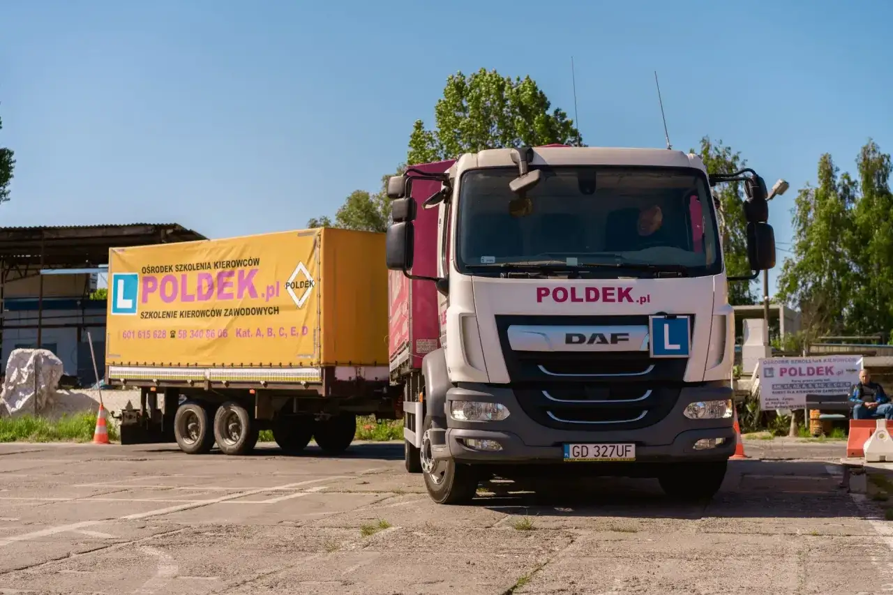 Zdjęcie Ile naprawdę kosztuje prawo jazdy kategorii C? Sprawdź pełne koszty i oszczędności