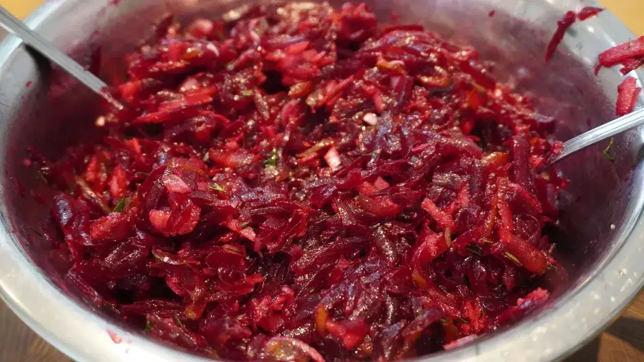 Zdjęcie Jak zrobić surówkę z buraków - prosty przepis na zdrowy dodatek