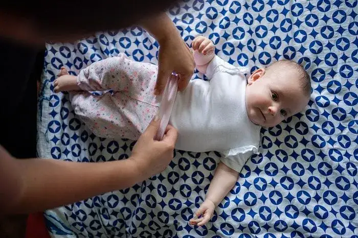 Zdjęcie Jak ubrać dziecko w zależności od temperatury, aby uniknąć przegrzania?