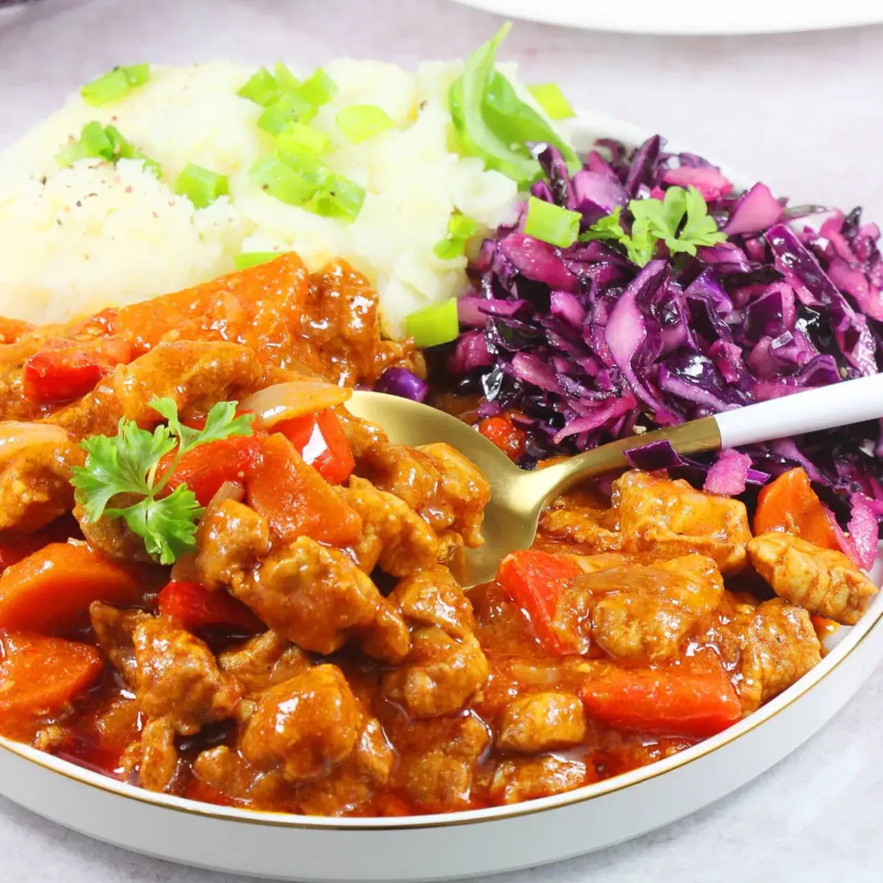 Zdjęcie Pyszny gulasz z wieprzowiny – tradycyjny przepis na wyjątkowy obiad