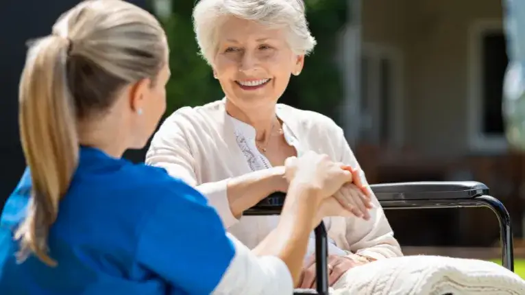 Zdjęcie Kto może zostać opiekunem osoby starszej? Wymagania i procesy, które musisz znać