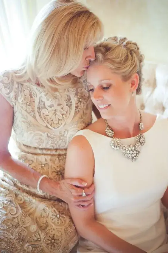 Zdjęcie Jak powinna się ubrać mama pana młodego na ślub? Eleganckie wskazówki i modne inspiracje