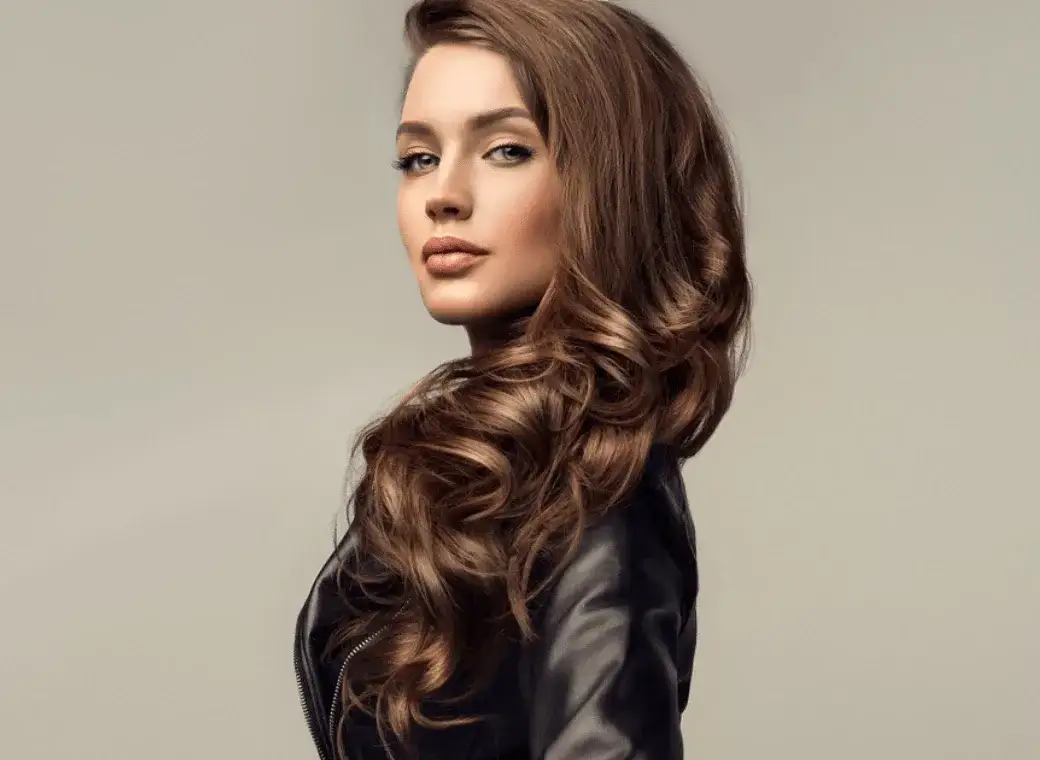 Zdjęcie Jak osiągnąć idealny czekoladowy kolor włosów? Sekrety fryzjerów