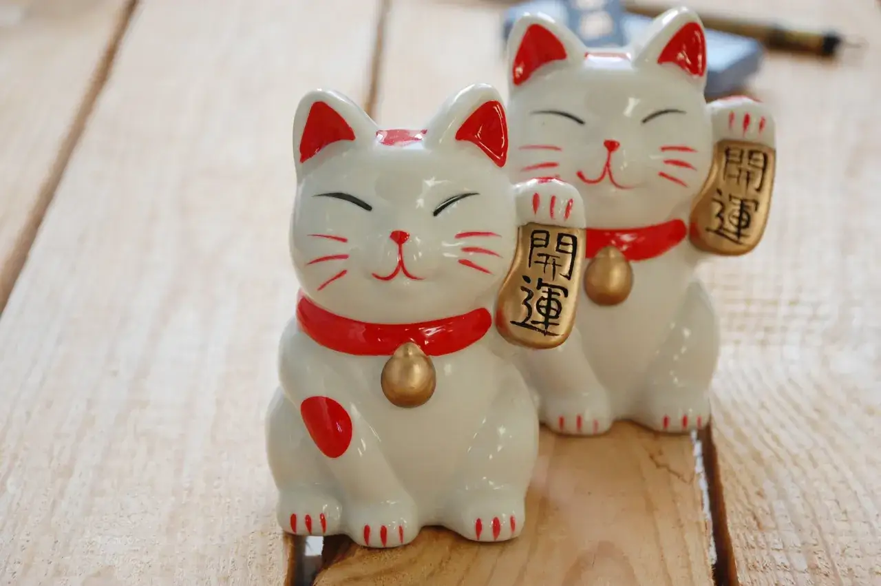 Zdjęcie Chiński kot Maneki-neko: znaczenie kolorów i symboli przynoszących szczęście