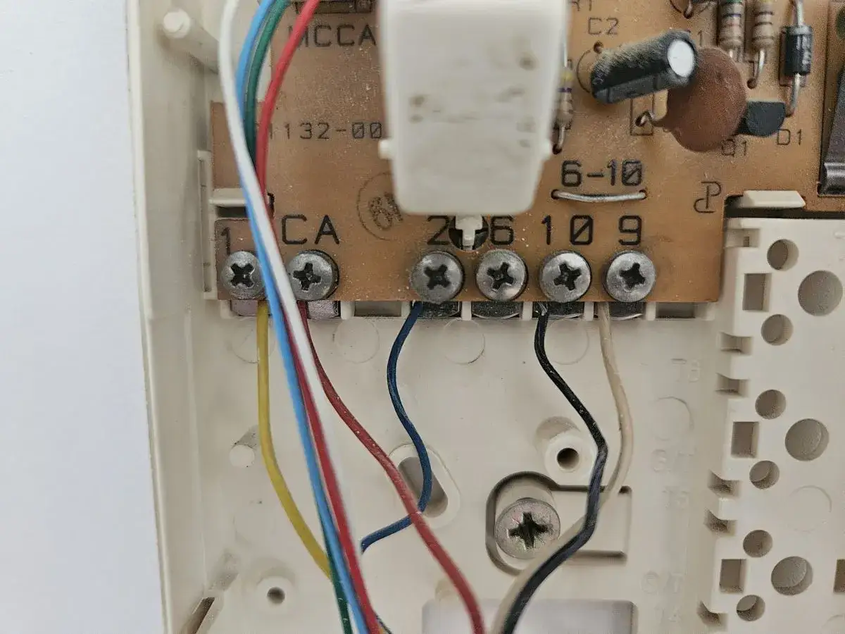 Zdjęcie Jak podłączyć domofon w bloku 5 żyłowy - uniknij typowych błędów